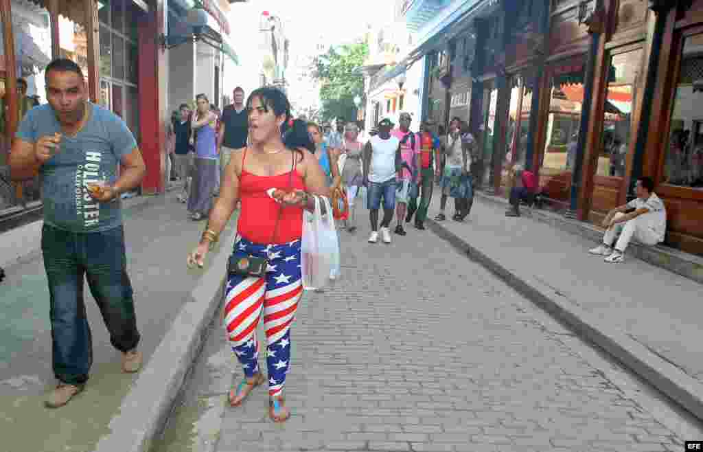 La bandera de EE UU como prenda de vestir para las cubanas.